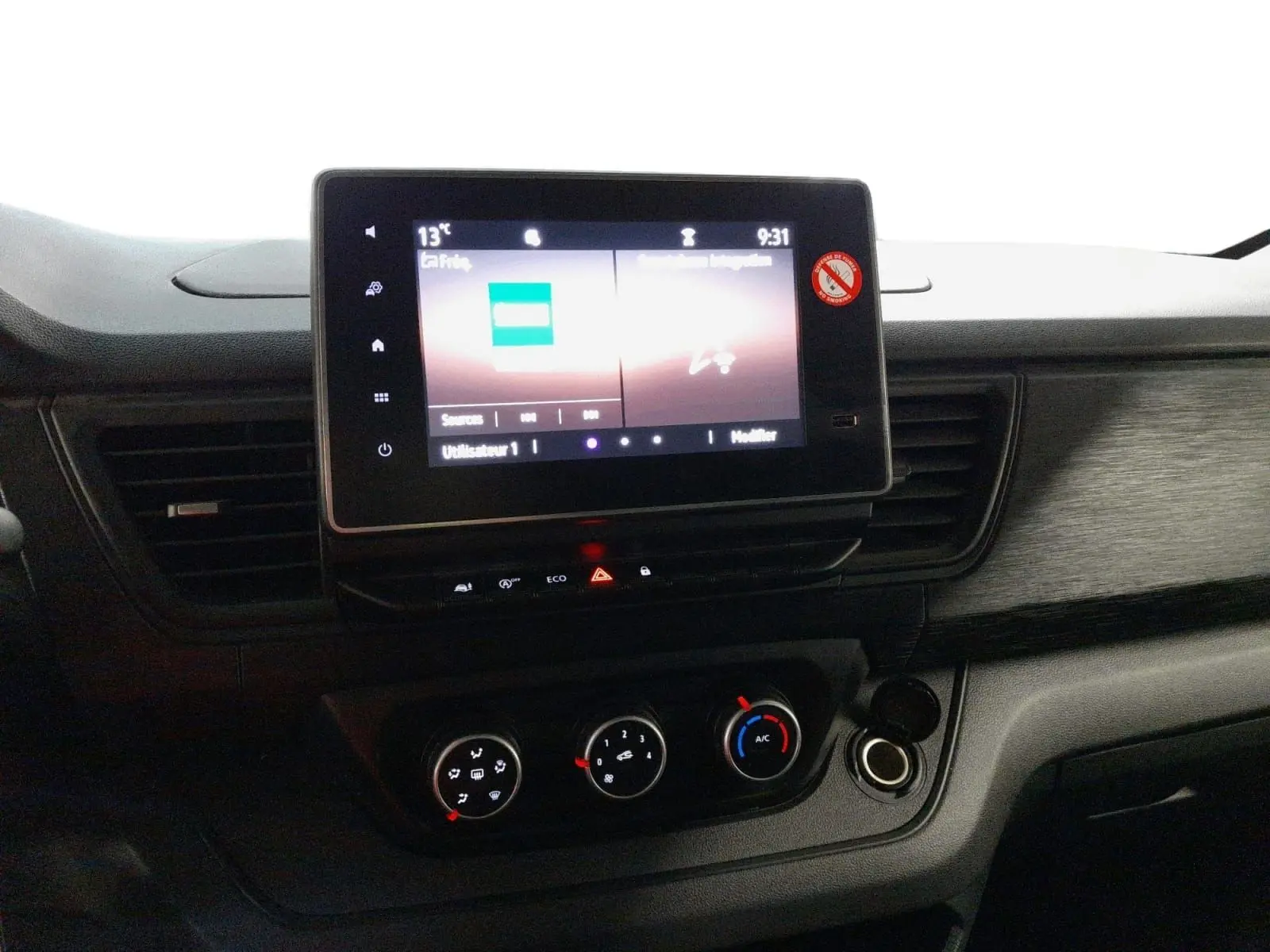 Vue rapprochée de la console centrale du Renault Trafic Combi 2022, écran tactile Easy Link et commandes de climatisation.