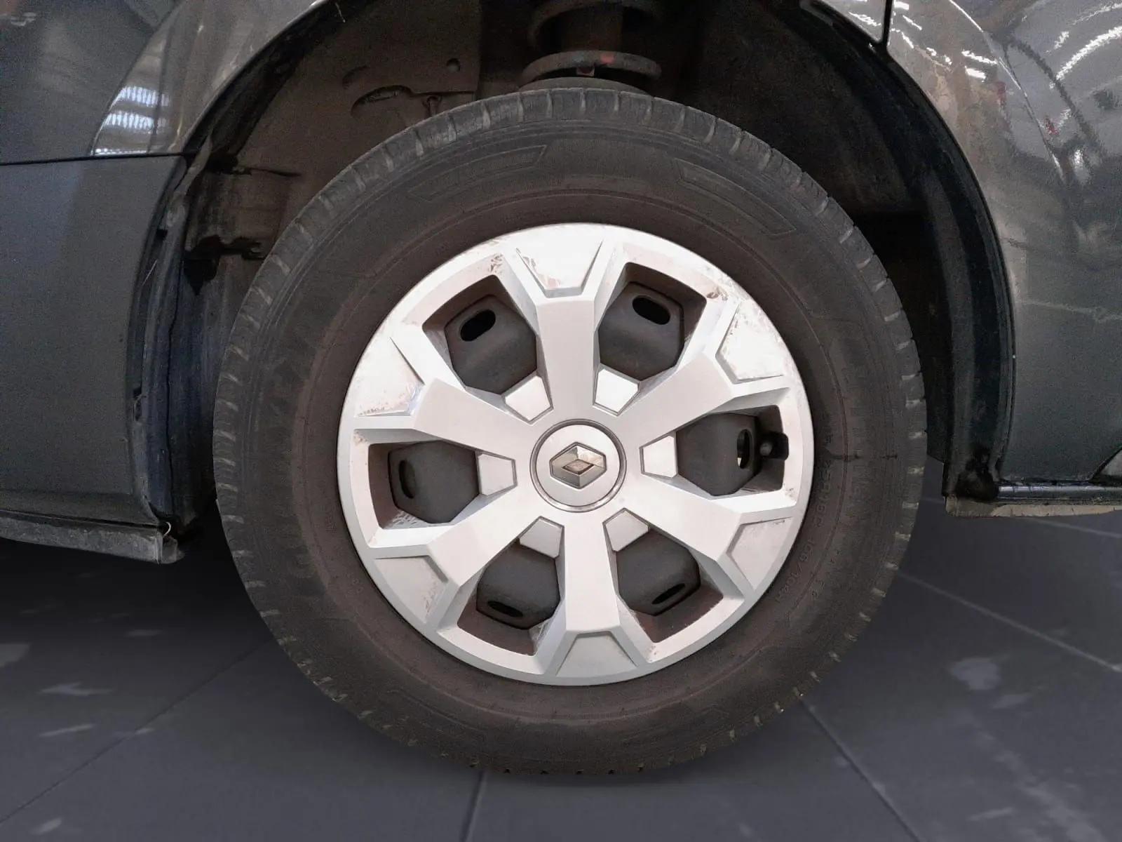 Gros plan sur la roue avant gauche gris comète du Renault Trafic Combi avec enjoliveur à motif géométrique.