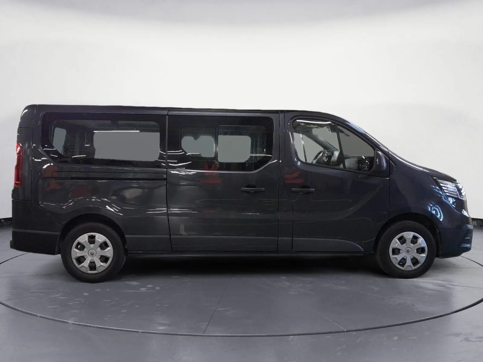 Profil droit du Renault Trafic Combi gris comète 2022, version L2 9 places, avec grandes fenêtres latérales.