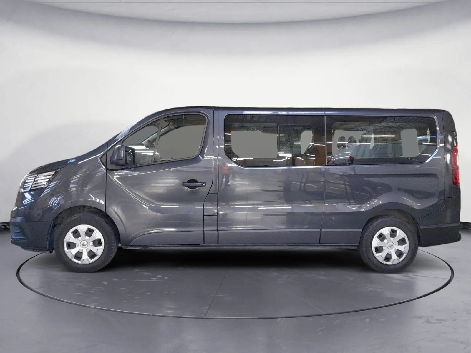 Profil droit d’un Renault Trafic Combi gris comète 2022, version L2 9 places avec grandes fenêtres latérales.
