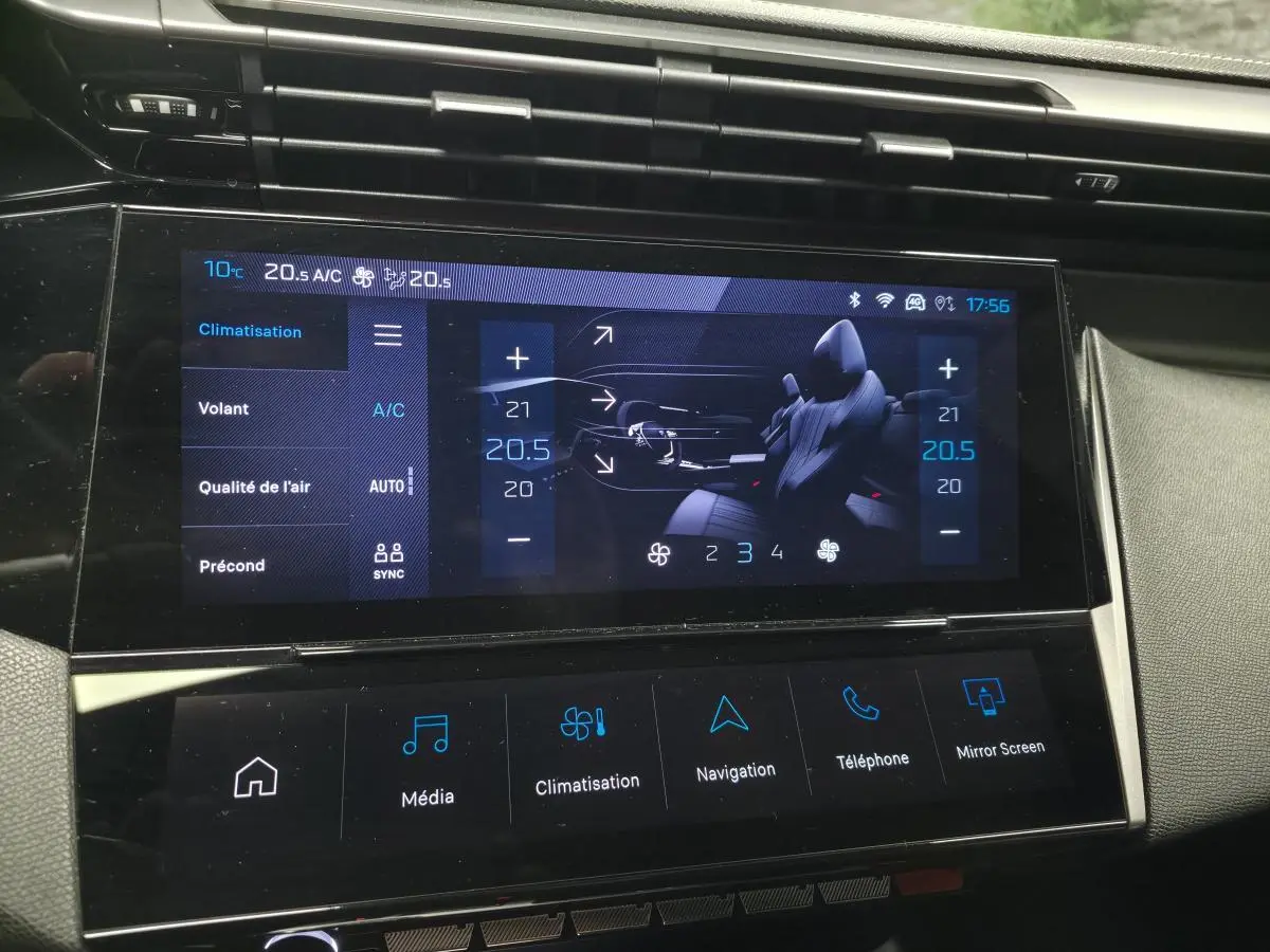 Écran tactile central de la Peugeot 408 GT 2024 affichant les réglages de climatisation bi-zone, vue intérieure.