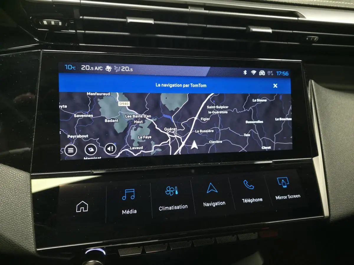 Vue rapprochée de l'écran tactile central noir affichant la navigation TomTom dans l'habitacle du Peugeot 408 noir.