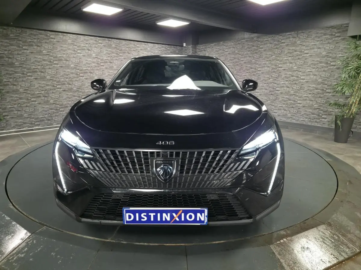 Vue avant frontale du Peugeot 408 noir avec calandre verticale et feux LED en forme de griffes allumés.