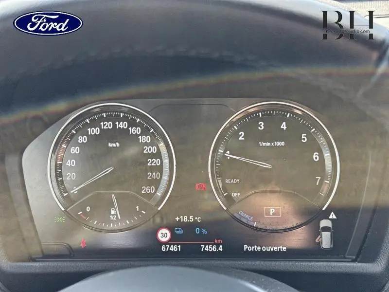 Vue rapprochée du tableau de bord BMW X1 xDrive25eA 2021 montrant les compteurs analogiques et l'affichage digital.