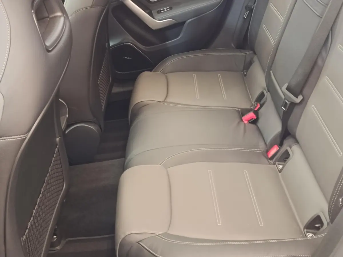 Vue intérieure de la banquette arrière en cuir gris foncé de la Mercedes Classe A 250 e AMG Line 2021.