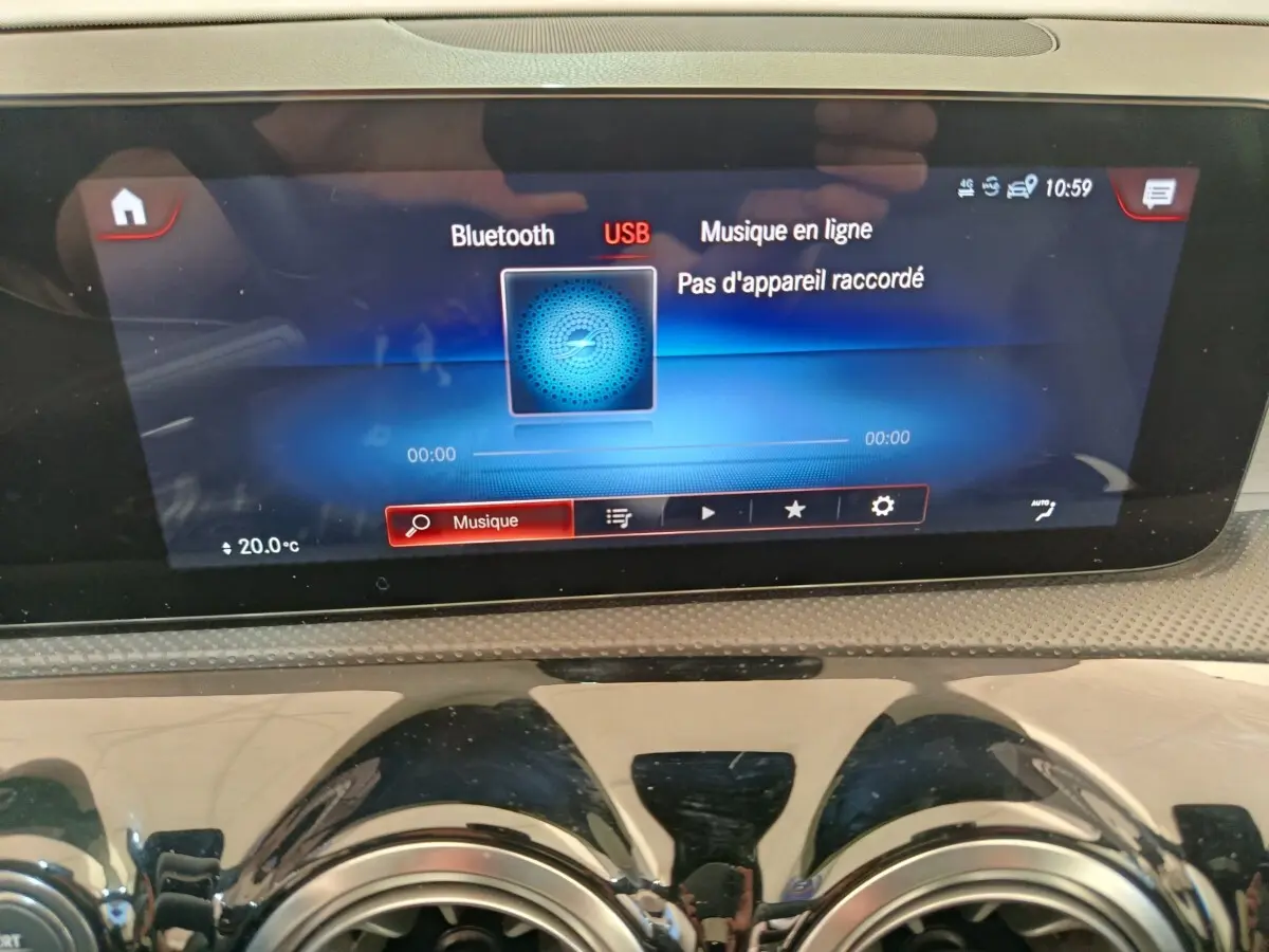 Écran tactile multimédia de la Mercedes Classe A 250 e AMG Line 2021, affichage musique et Bluetooth, tableau de bord noir.