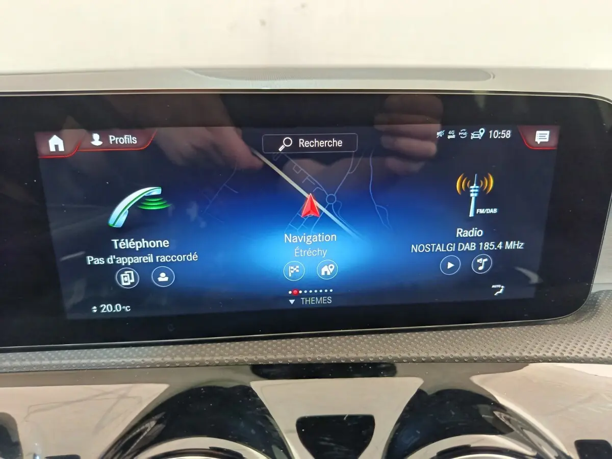 Écran tactile central du système de navigation de la Mercedes Classe A 250 e AMG Line, vue frontale intérieure.