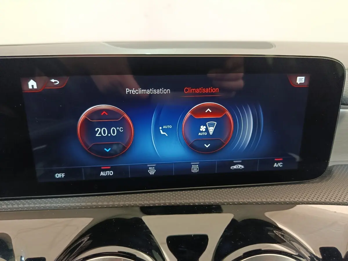 Écran tactile de la climatisation affichant 20°C dans l’habitacle d’une Mercedes Classe A blanche.