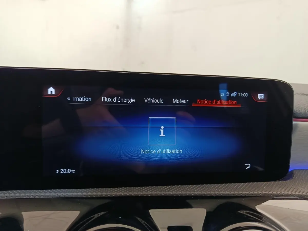 Écran tactile intérieur de la Mercedes Classe A 250 e AMG Line 2021 affichant le menu "Notice d'utilisation".