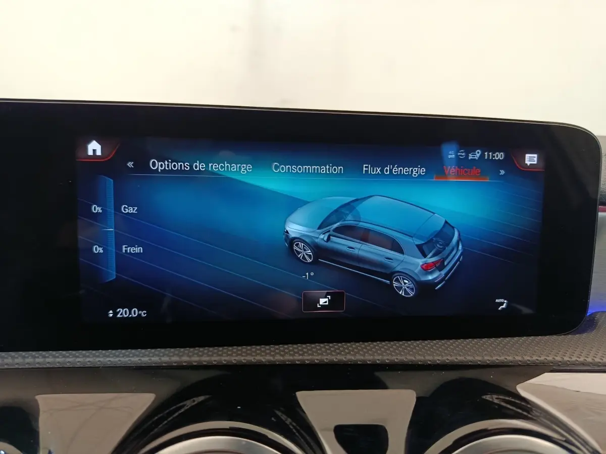 Écran tactile intérieur montrant la visualisation 3D d’une Mercedes Classe A hybride en vue 3/4 arrière côté droit.