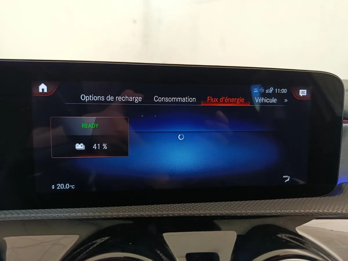 Écran tactile intérieur de la Mercedes Classe A 250 e AMG Line montrant l'état de recharge à 41% en mode hybride.
