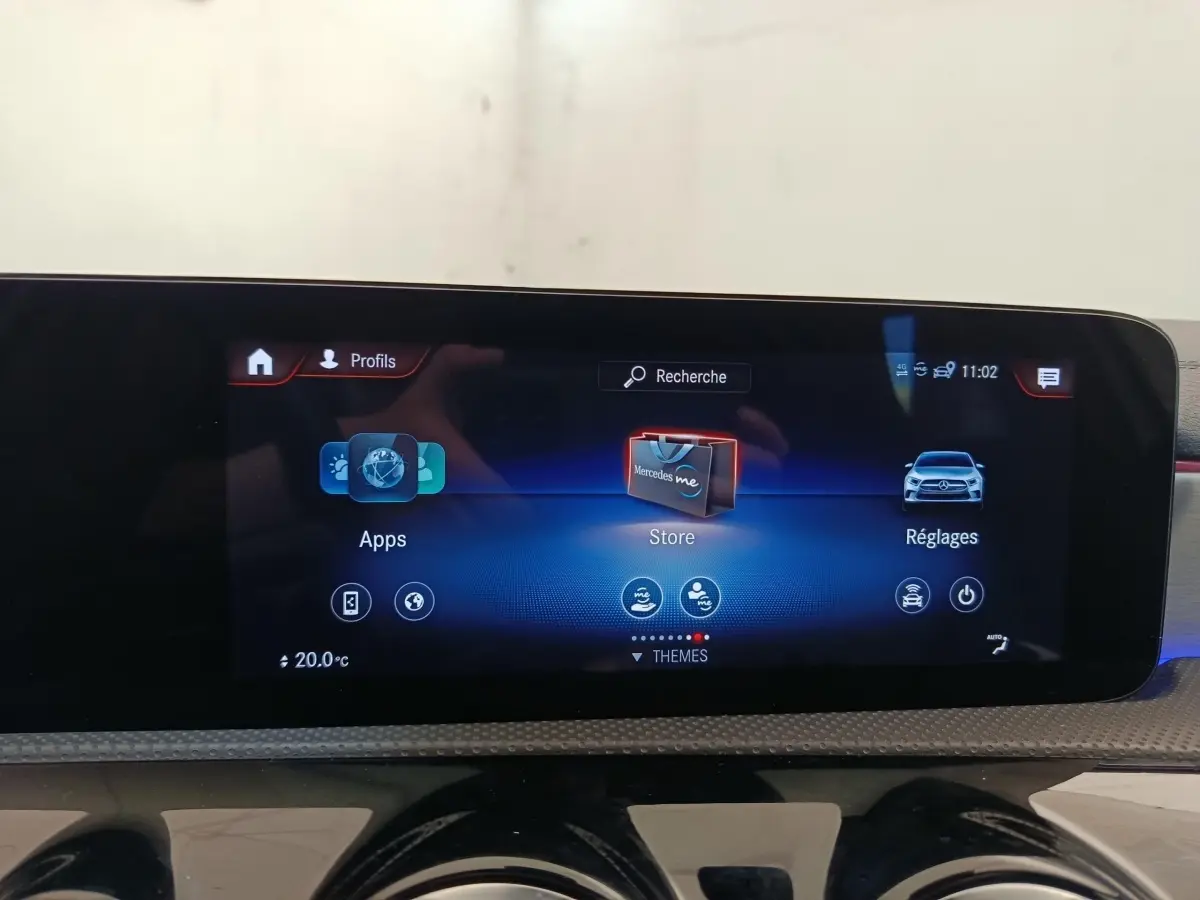 Écran tactile central de la Mercedes Classe A 250 e AMG Line 2021 affichant menu Apps, Store et Réglages.