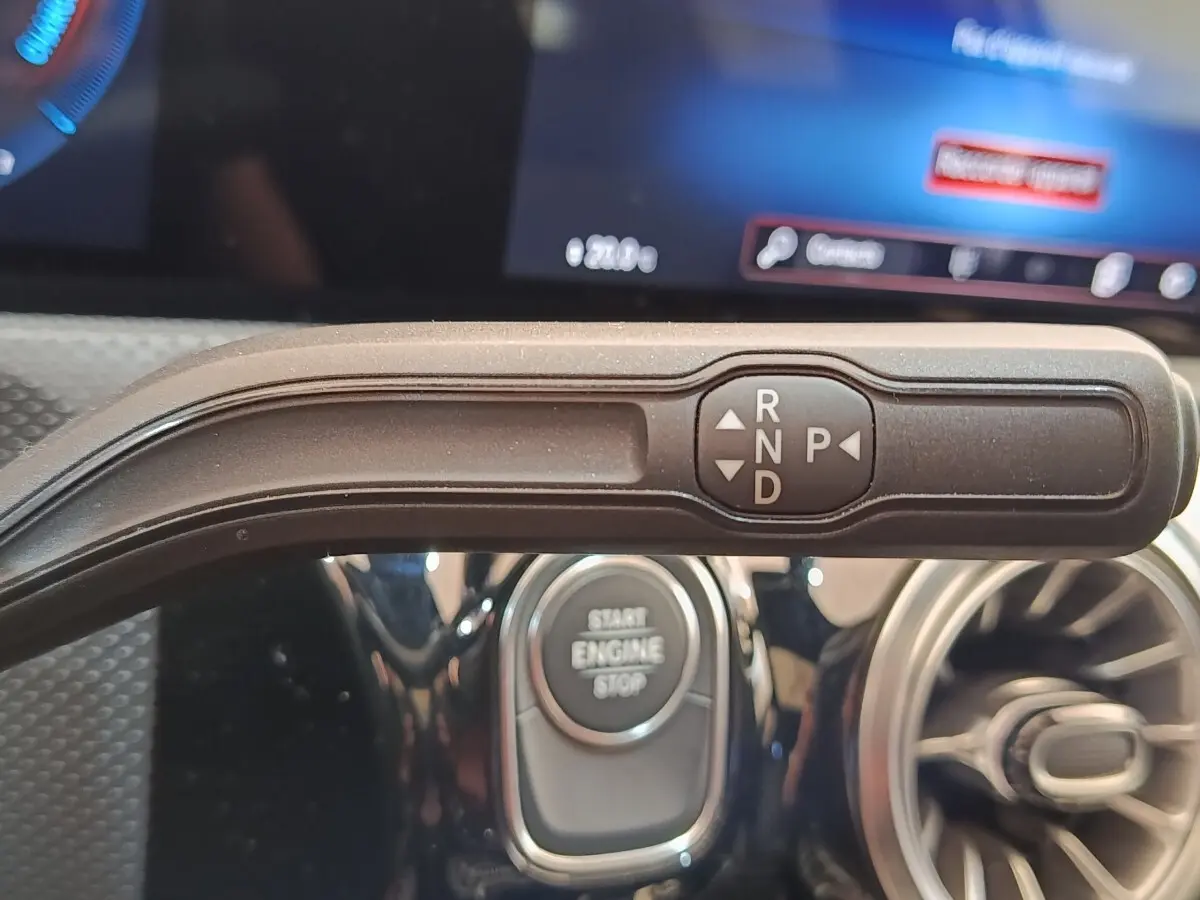 Le levier de vitesses automatique noir de la Mercedes Classe A 250 e AMG Line, intérieur avec bouton start/stop.