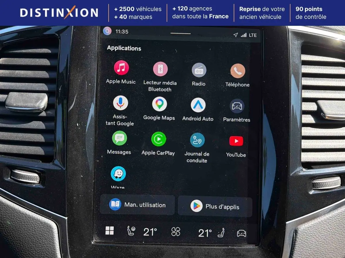 Écran tactile central du tableau de bord du Volvo XC90 gris, affichant les applications connectées.