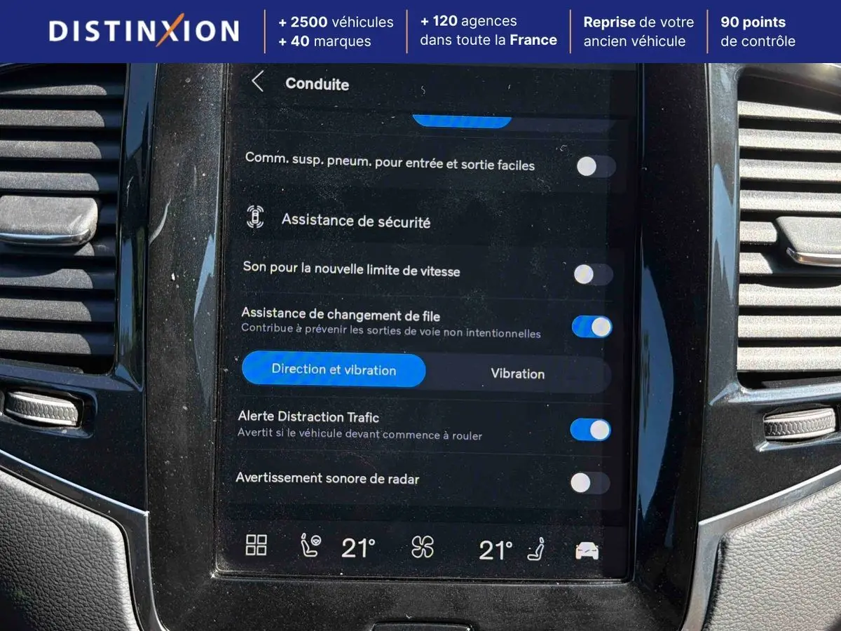 Écran tactile central du Volvo XC90 gris montrant les réglages d'assistance à la conduite et sécurité.