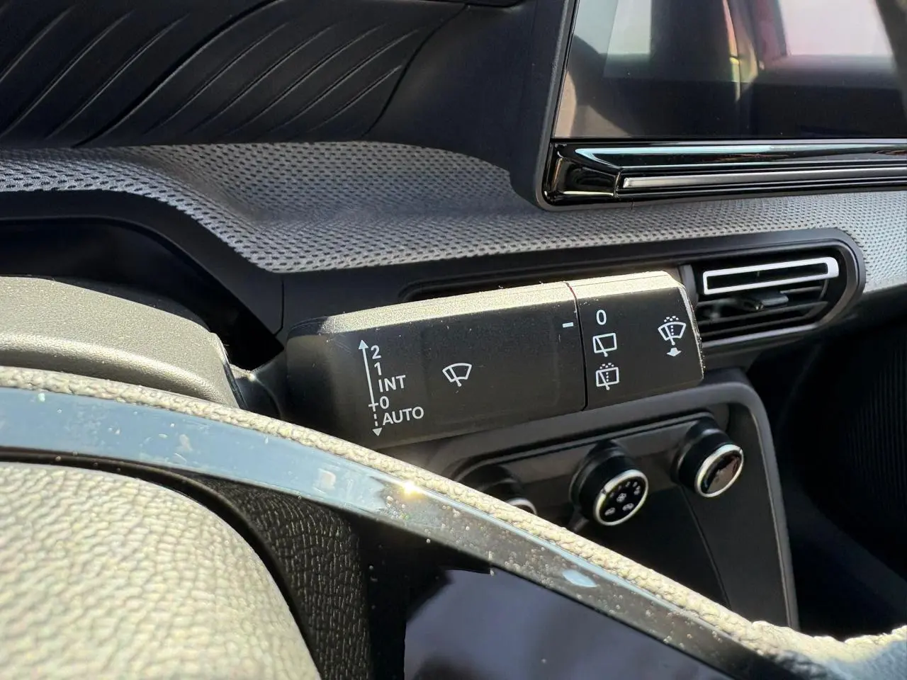 Gros plan sur la commande d'essuie-glace côté droit du tableau de bord de la Citroën C3 IV New 2025.