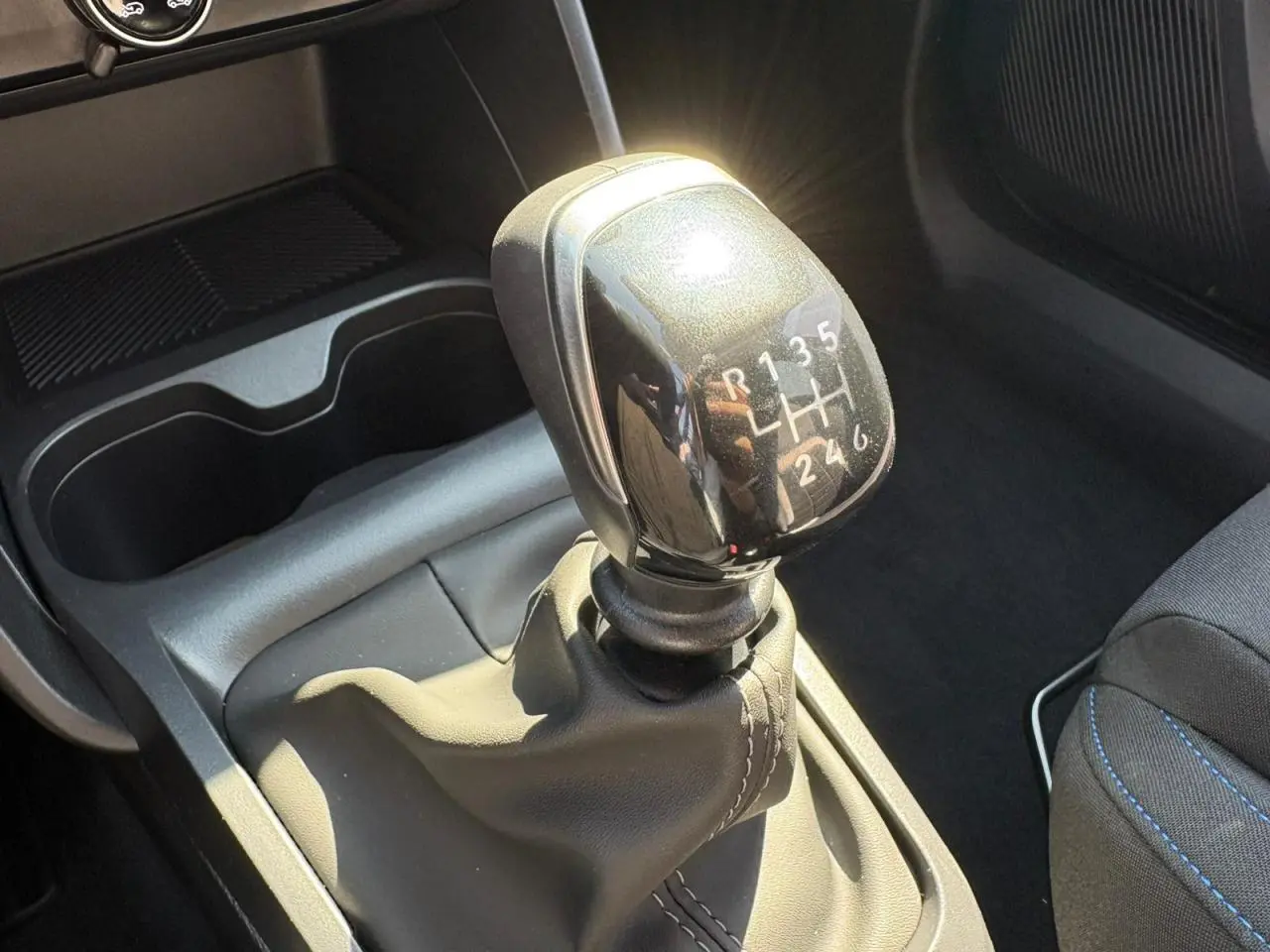 Le levier de vitesses manuel noir brillant de la Citroën C3 IV New 2025, avec coutures grises visibles.