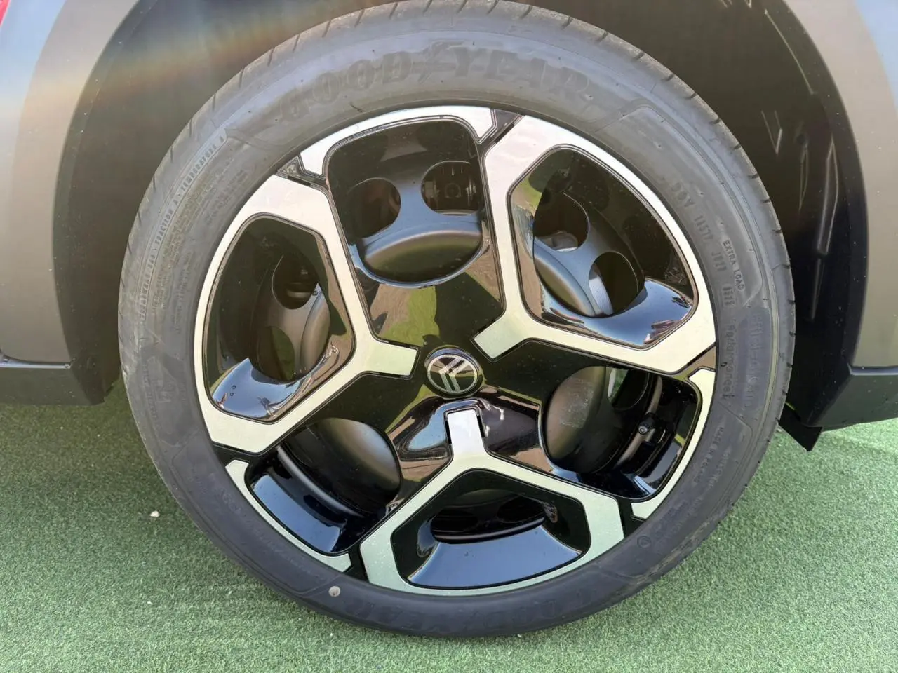 Gros plan sur la jante noire et argentée du côté gauche d'une Citroën C3 Rouge Elixir toit noir 2025.