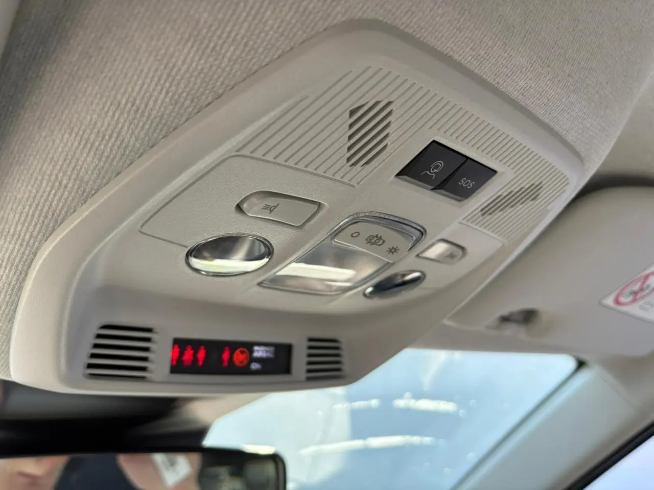 Plafonnier intérieur avec commandes d'éclairage et bouton SOS de la Citroën C3 IV New 2025 rouge Elixir toit noir.