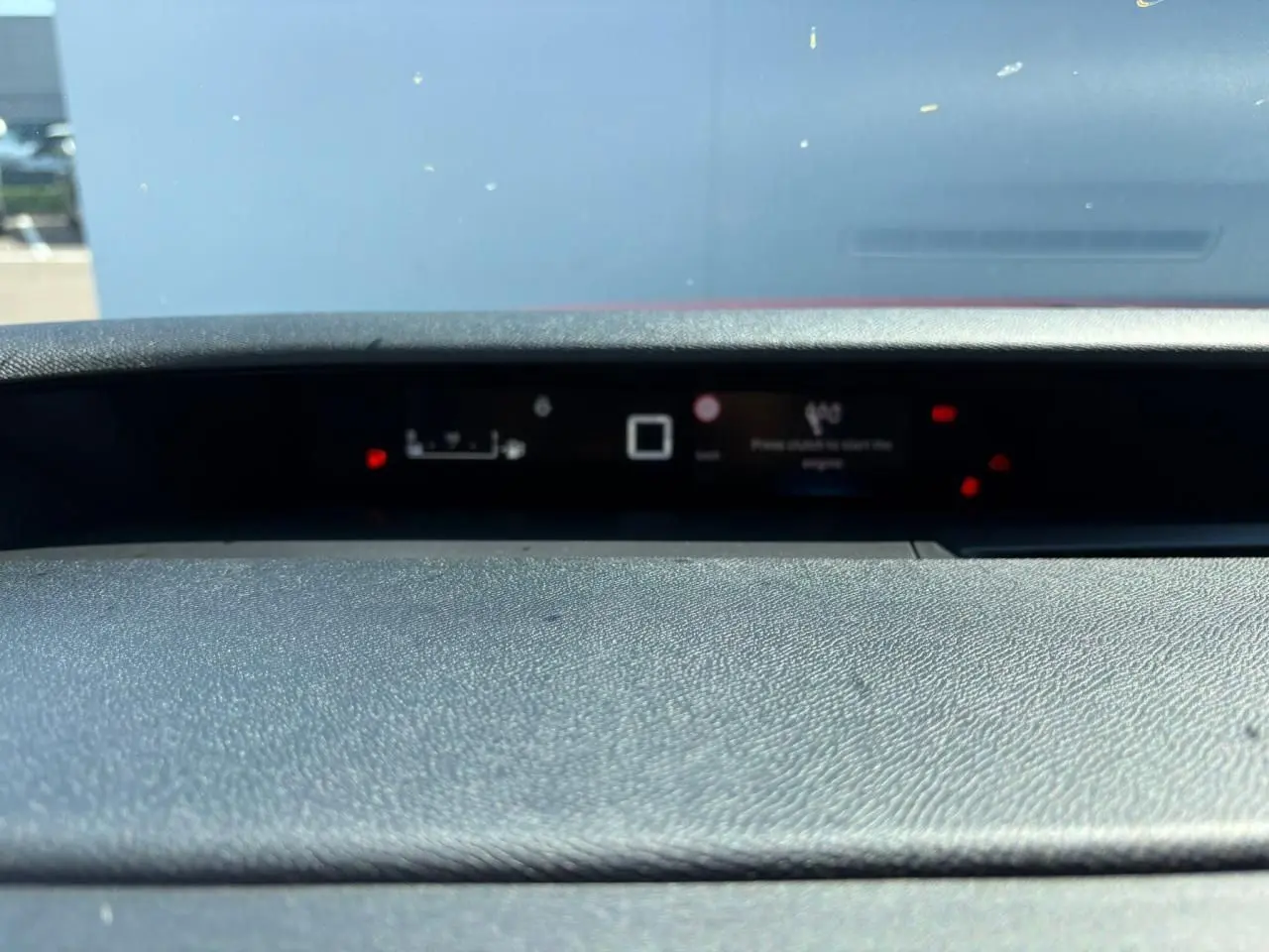 Tableau de bord numérique de la Citroën C3 IV New 1.2 Turbo 100 You+ BVM6, affichage central en mode veille.