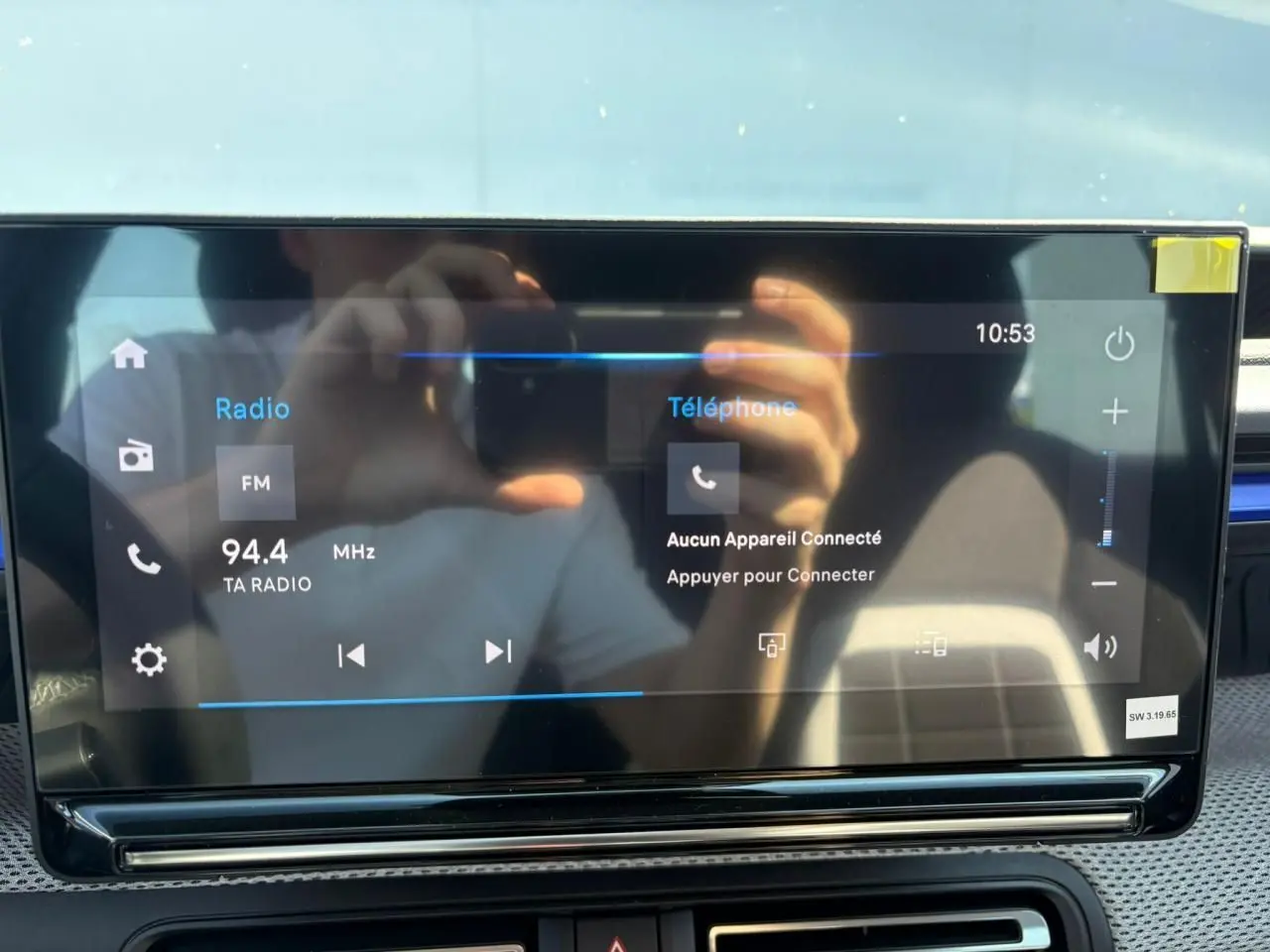 Écran tactile central de la planche de bord de la Citroën C3 IV rouge Elixir avec toit noir, affichant la radio et téléphone.