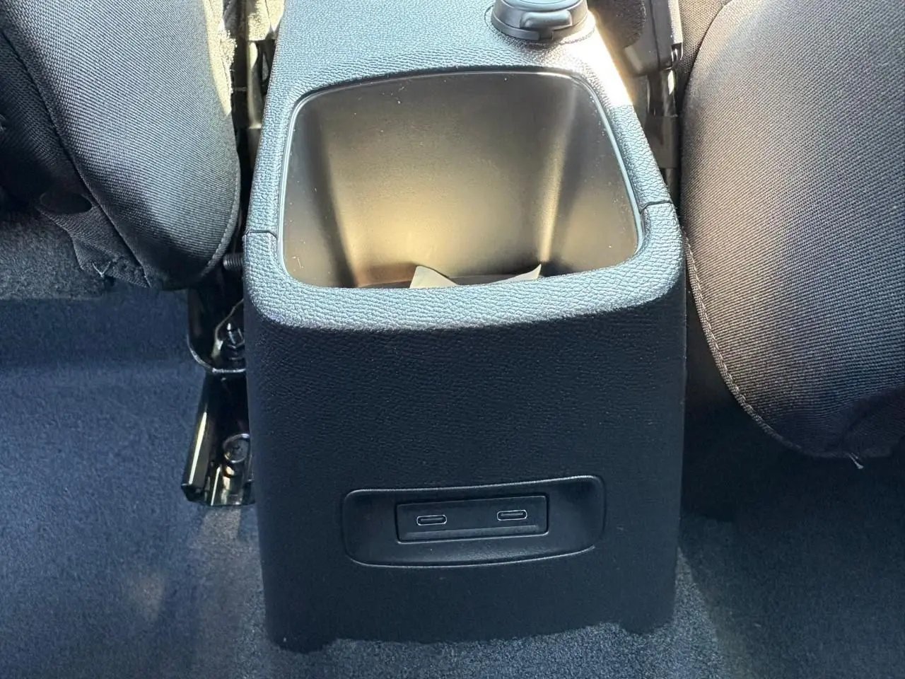 Prise USB-C double en bas de la console centrale arrière d'une Citroën C3 Rouge Elixir toit noir.