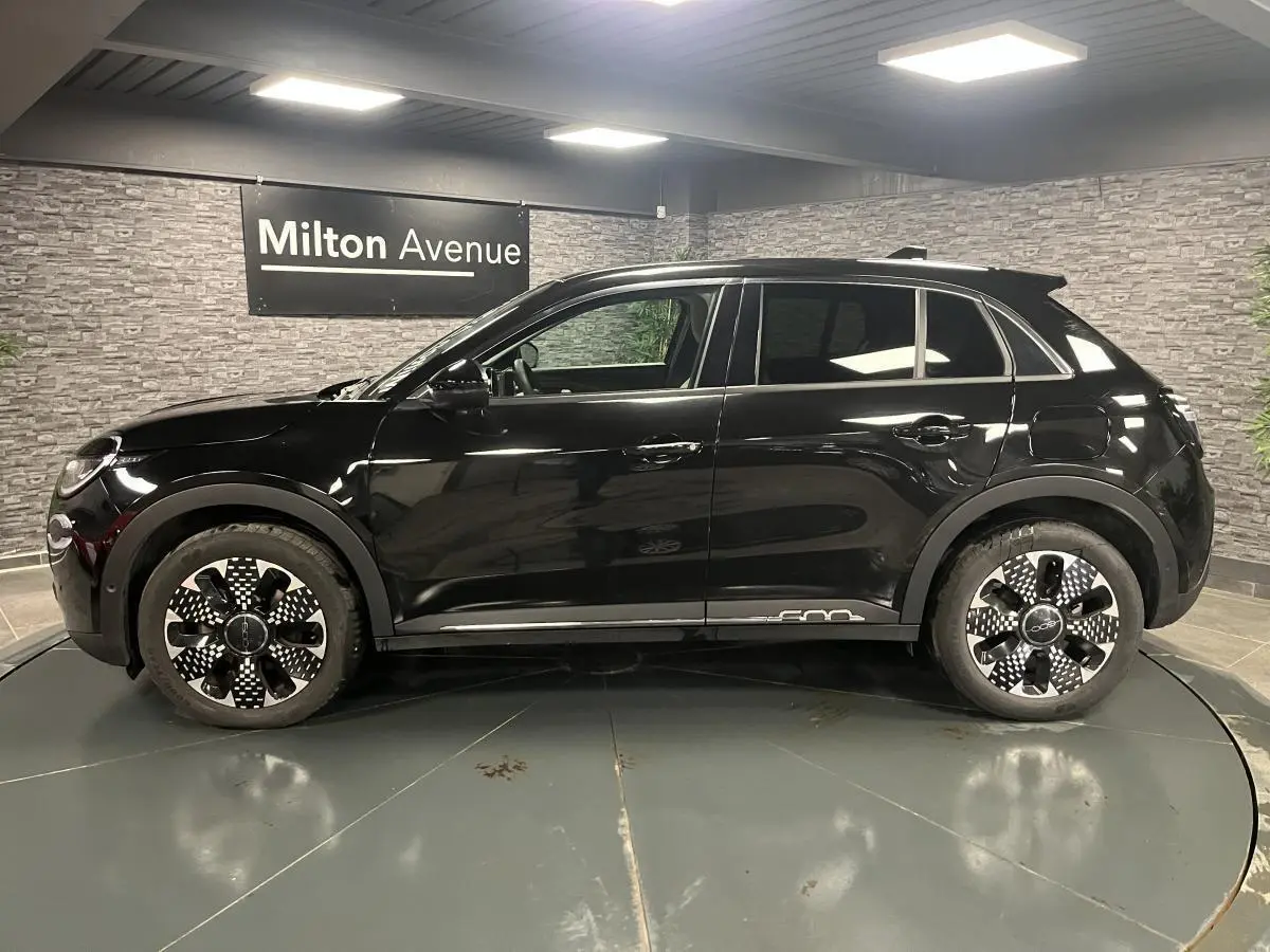 Profil côté gauche d'une FIAT 600 noire avec jantes alliage diamantées et logo 600 sur la bas de caisse.