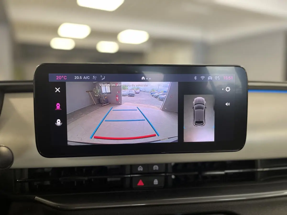 Écran tactile intérieur de la FIAT 600 La Prima 2024 affichant la caméra de recul et l'aide au stationnement 360°