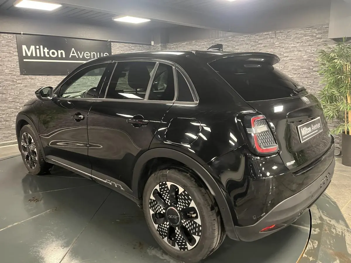 Vue 3/4 arrière droite d'une FIAT 600 noire avec jantes alliage 18'' diamantées et feux arrière LED distinctifs.