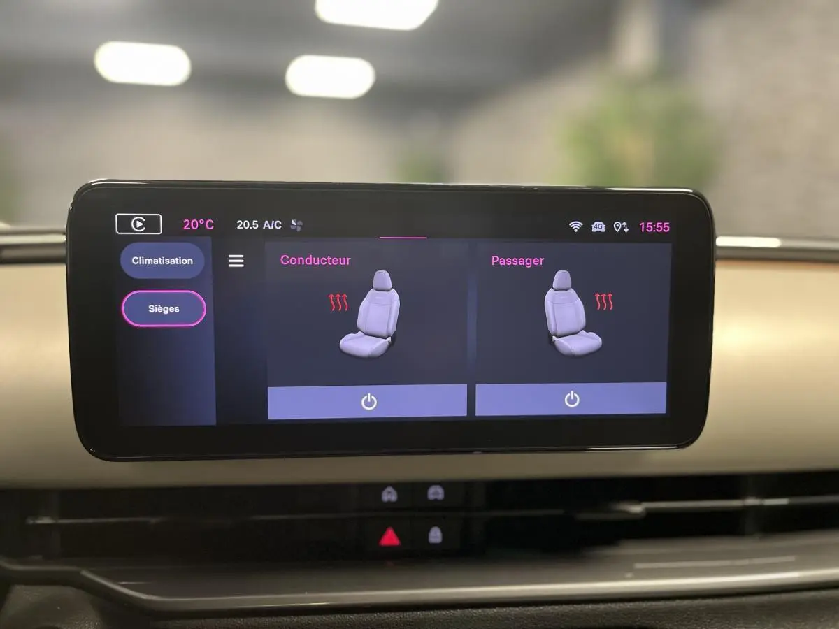 Écran tactile intérieur affichant le réglage des sièges chauffants conducteur et passager sur planche de bord ivoire.
