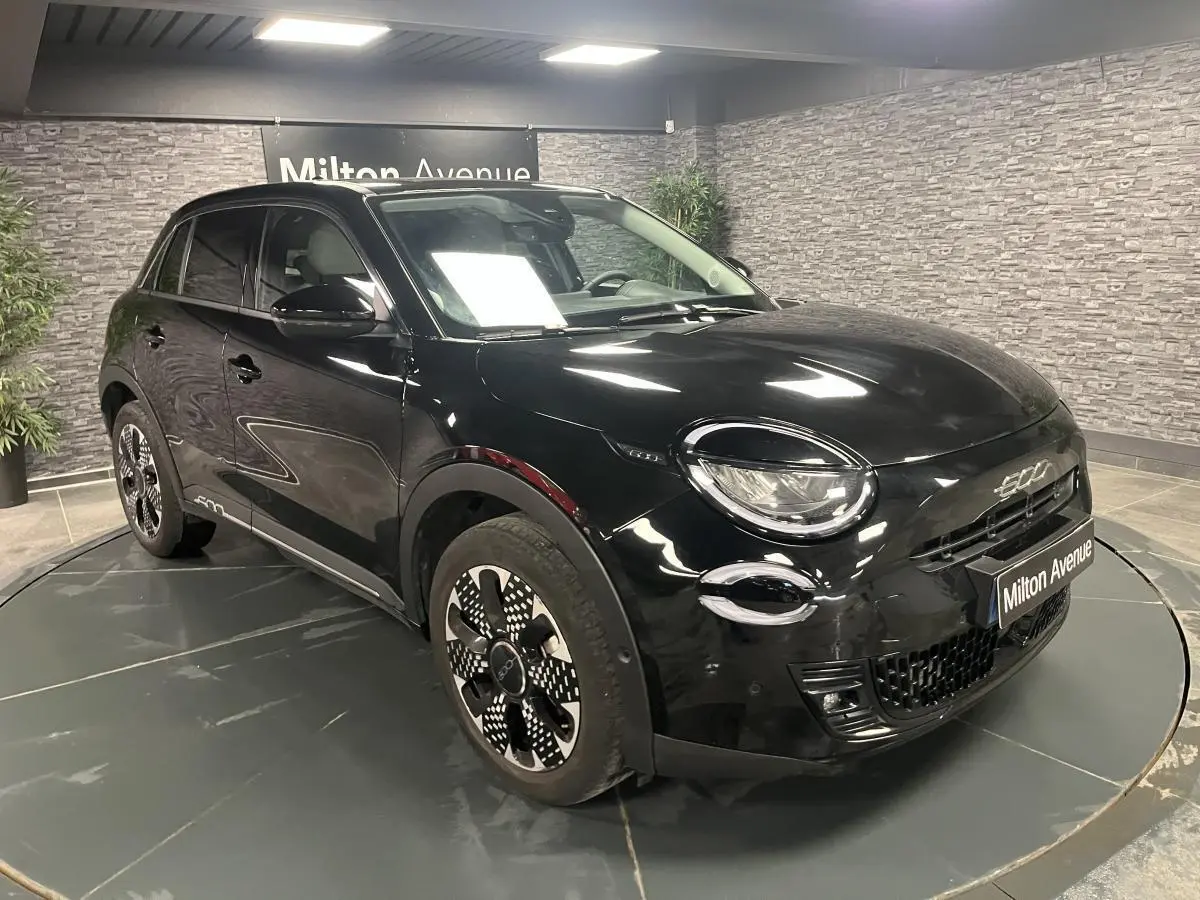 Fiat 600 1.2 Hybrid La Prima noire vue en 3/4 avant droit avec jantes alliage et logo 600 chromé sur calandre.