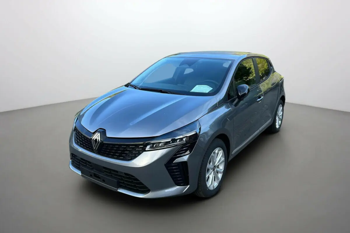Renault Clio 2025 gris schiste vue 3/4 avant droit, avec calandre noire et jantes argentées distinctives.