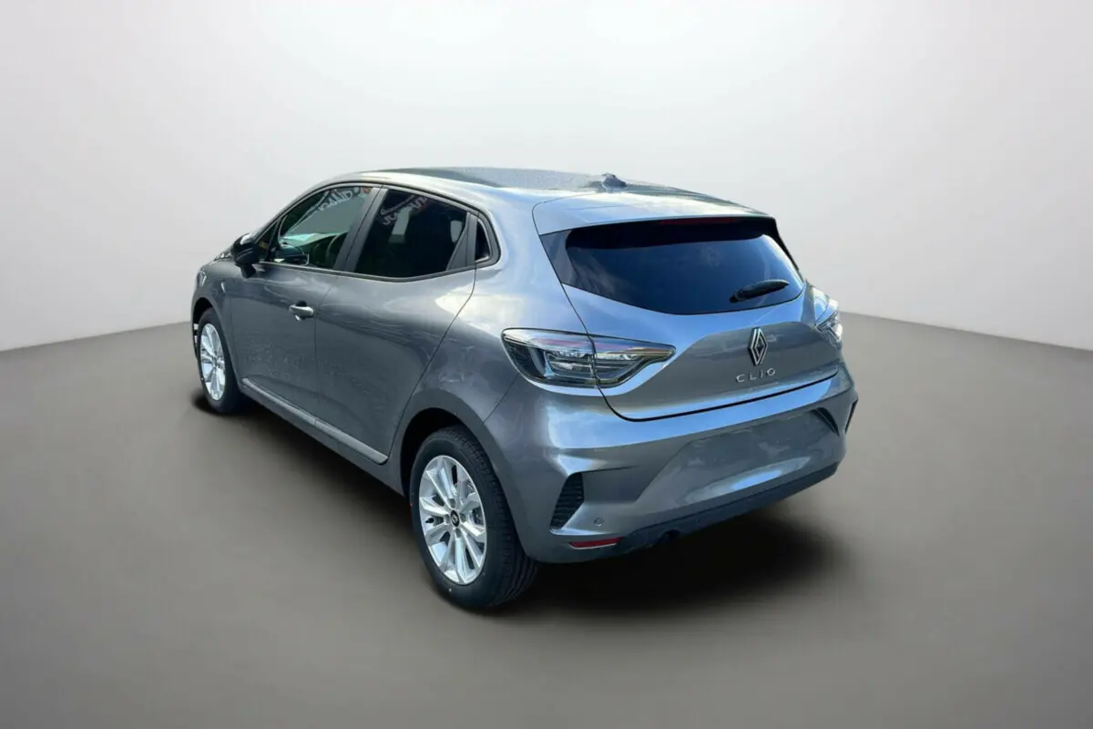 Renault Clio 2025 gris schiste vue 3/4 arrière droit, avec feux arrière LED et jantes alliage distinctives.