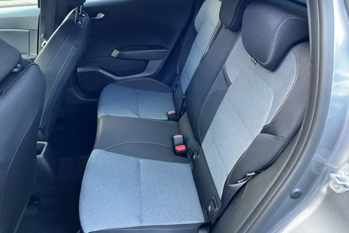 Vue intérieure côté droit sur les sièges arrière gris et noirs de la Renault Clio 2025 finition Evolution PK Look.