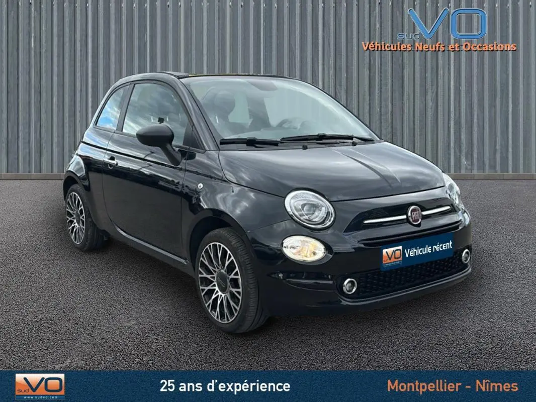 Fiat 500C noire vue 3/4 avant droit, compacte avec jantes stylées et logo Fiat visible sur la calandre.