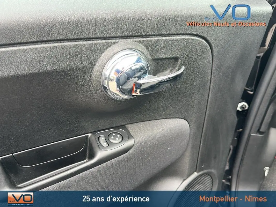 Poignée de porte intérieure chromée côté gauche de la FIAT 500C noire 2024 avec commandes de réglage des rétroviseurs.