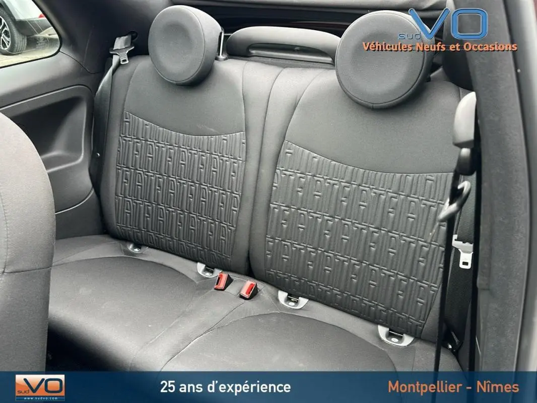 Vue intérieure arrière des sièges noirs de la FIAT 500C 2024 avec motifs FIAT embossés sur les dossiers.