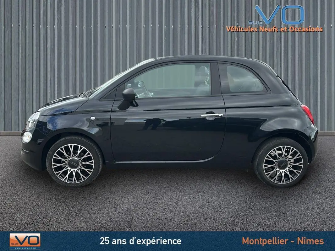 Profil côté gauche d'une FIAT 500C noire 2024 avec jantes stylisées et roue de secours visible
