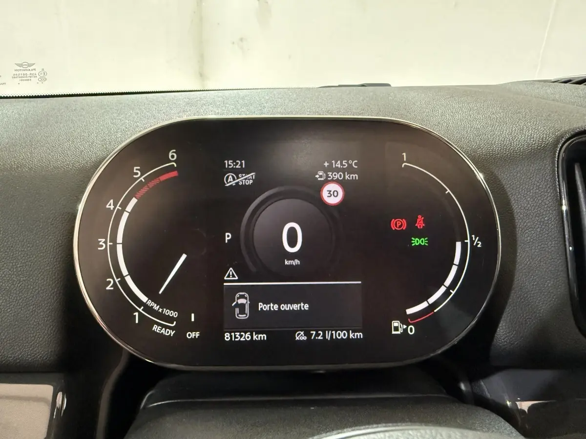 Tableau de bord numérique de MINI Countryman noir 2020 affichant vitesse, régime moteur et alerte porte ouverte.