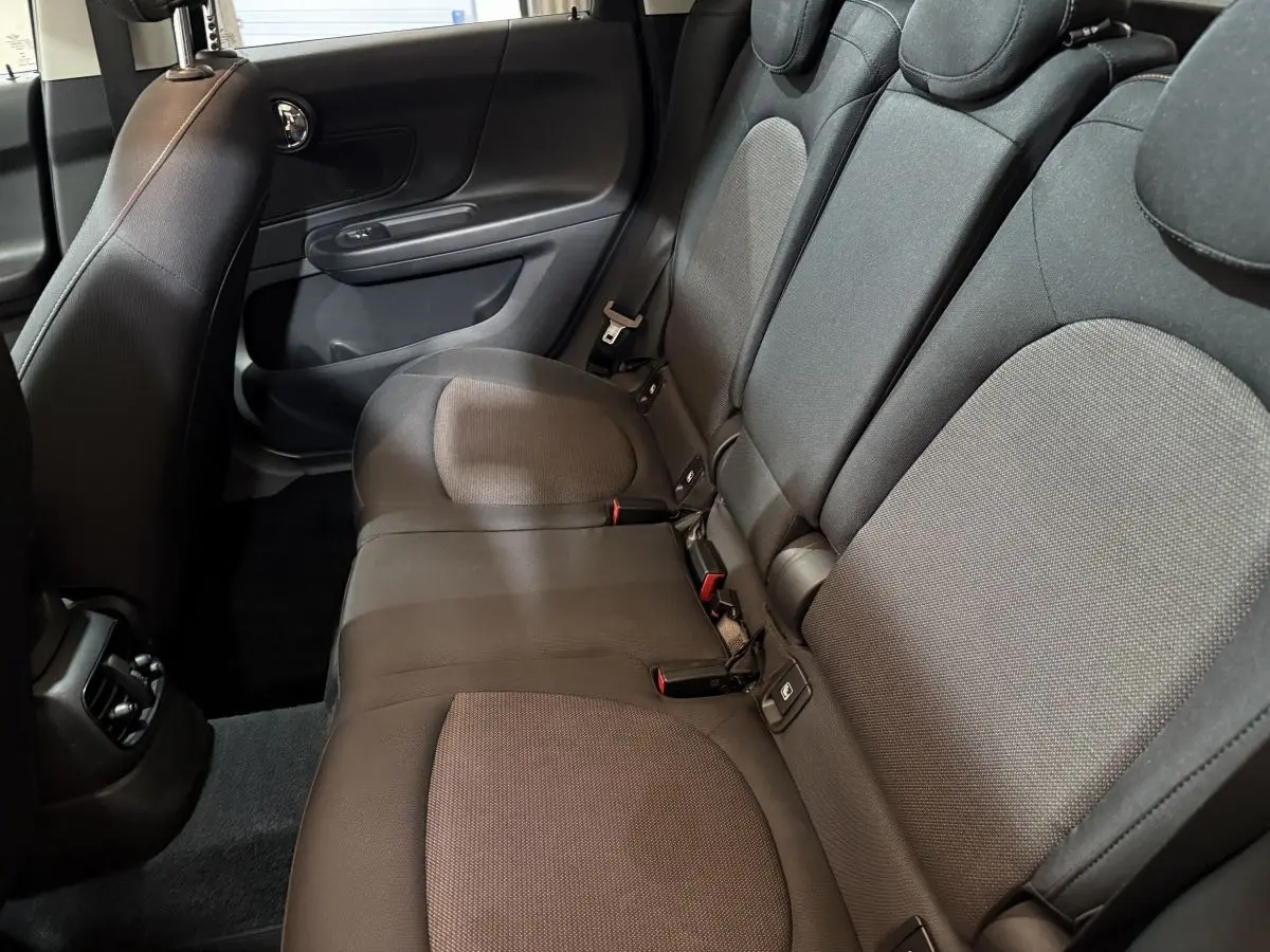 Vue côté droit de la banquette arrière noire et grise du MINI Countryman Cooper D 2020 avec appuie-têtes intégrés.