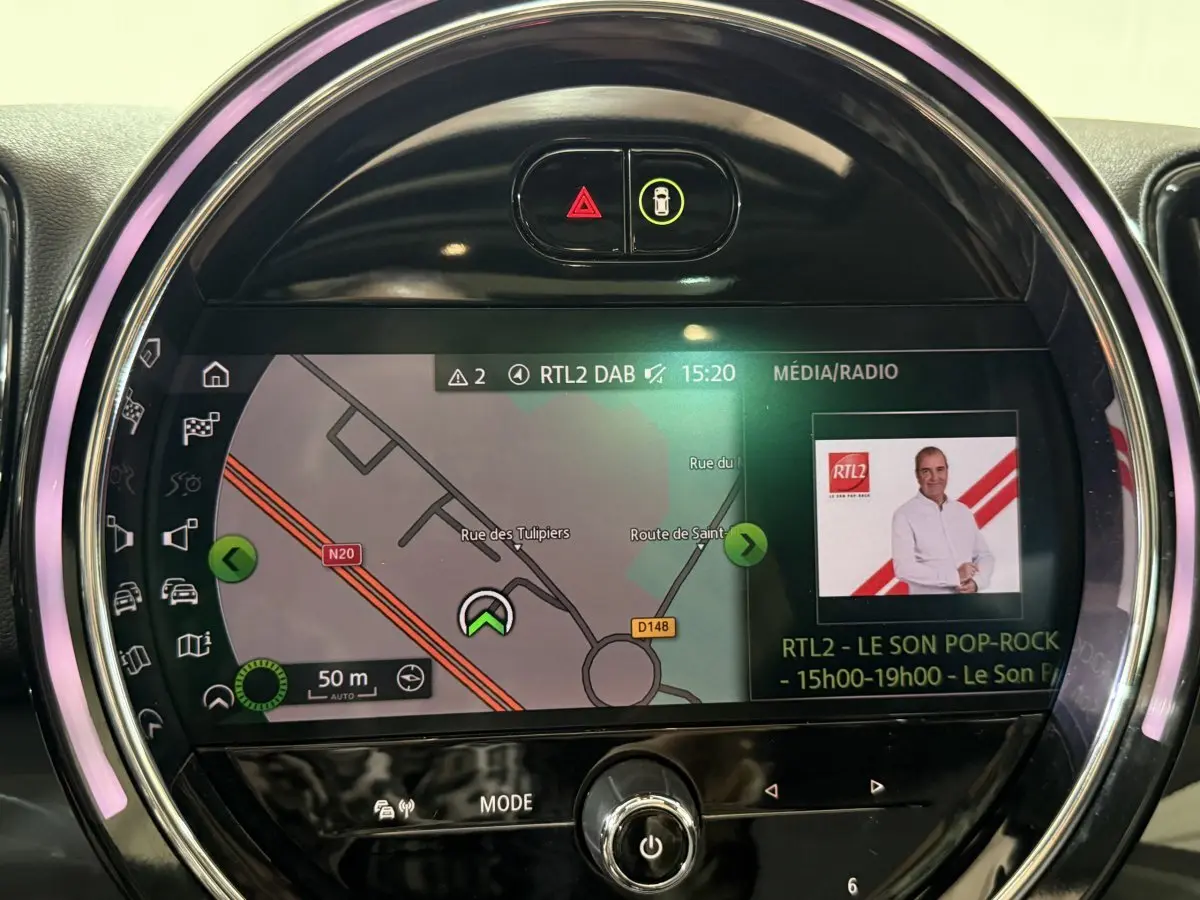 Écran tactile central rond du MINI Countryman noir 2020 affichant navigation et média radio RTL2.