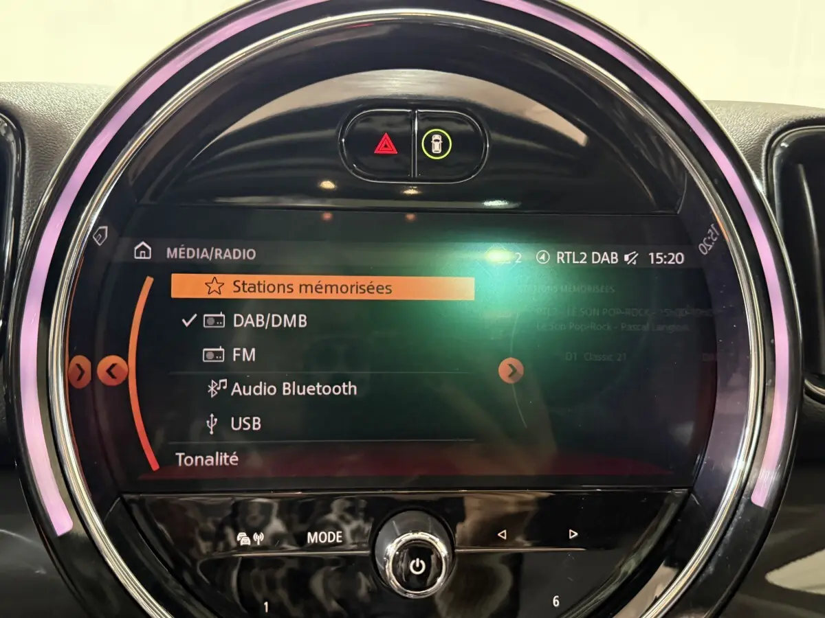 Écran tactile circulaire du système multimédia MINI Countryman Cooper D 2020 affichant les options radio et Bluetooth.