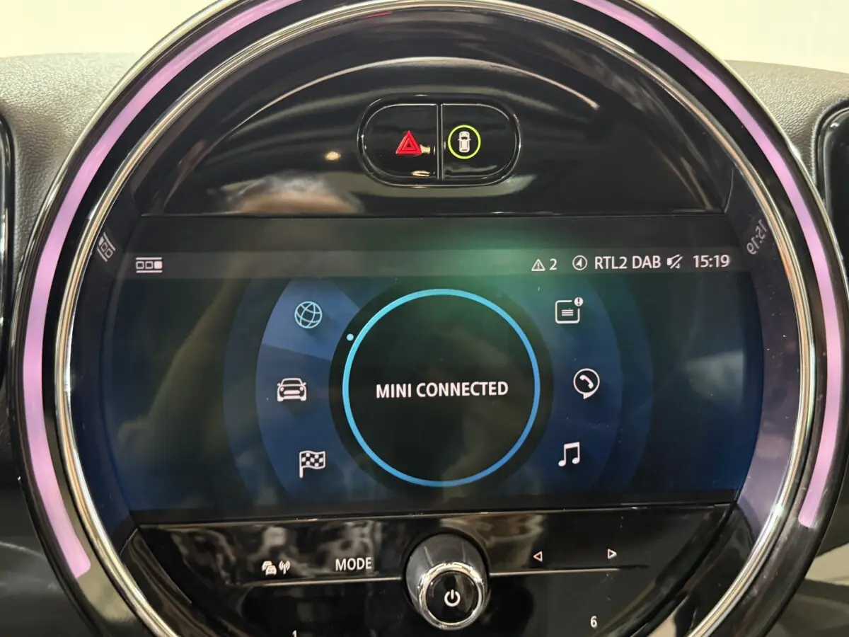 Écran tactile circulaire du tableau de bord MINI Countryman 2020 affichant MINI Connected, entouré d'un éclairage LED violet.