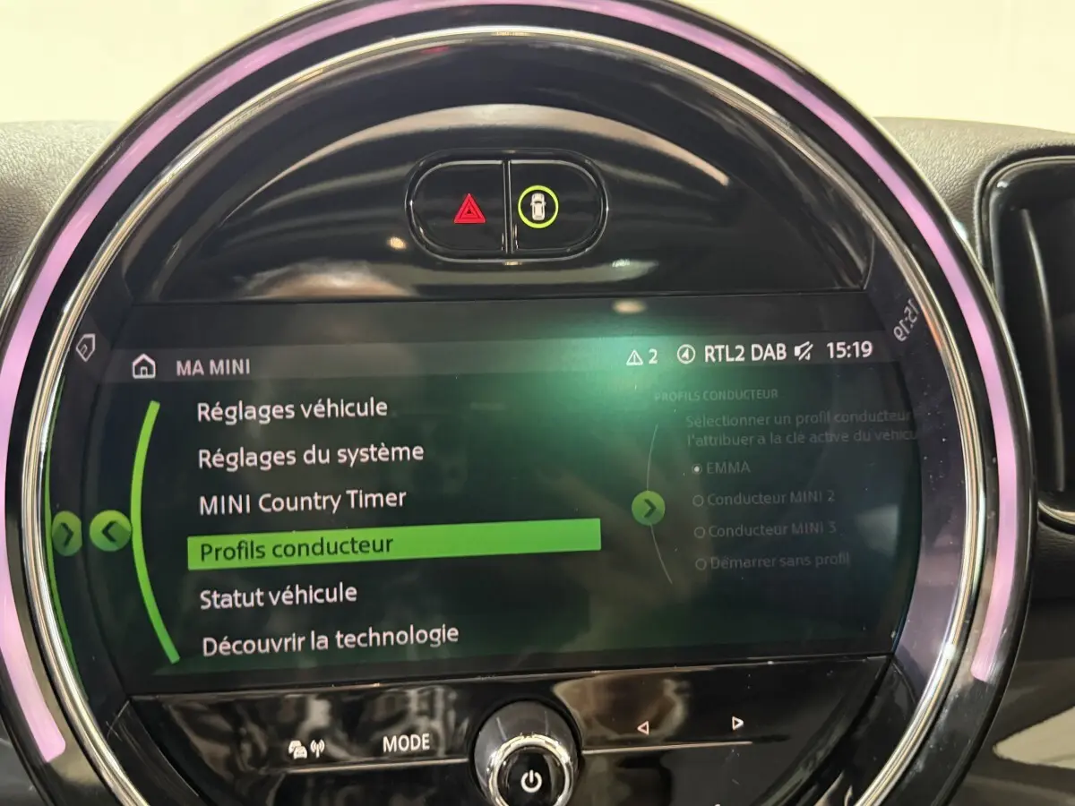 Écran tactile central rond avec menu de réglages du MINI Countryman Cooper D noir, ambiance intérieure moderne.