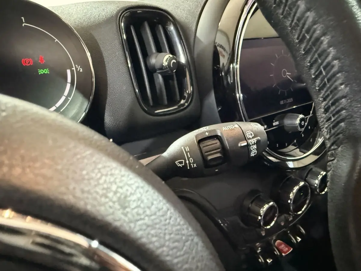 Gros plan sur le tableau de bord noir et volant cuir de la MINI Countryman Cooper D Business Design 2020.