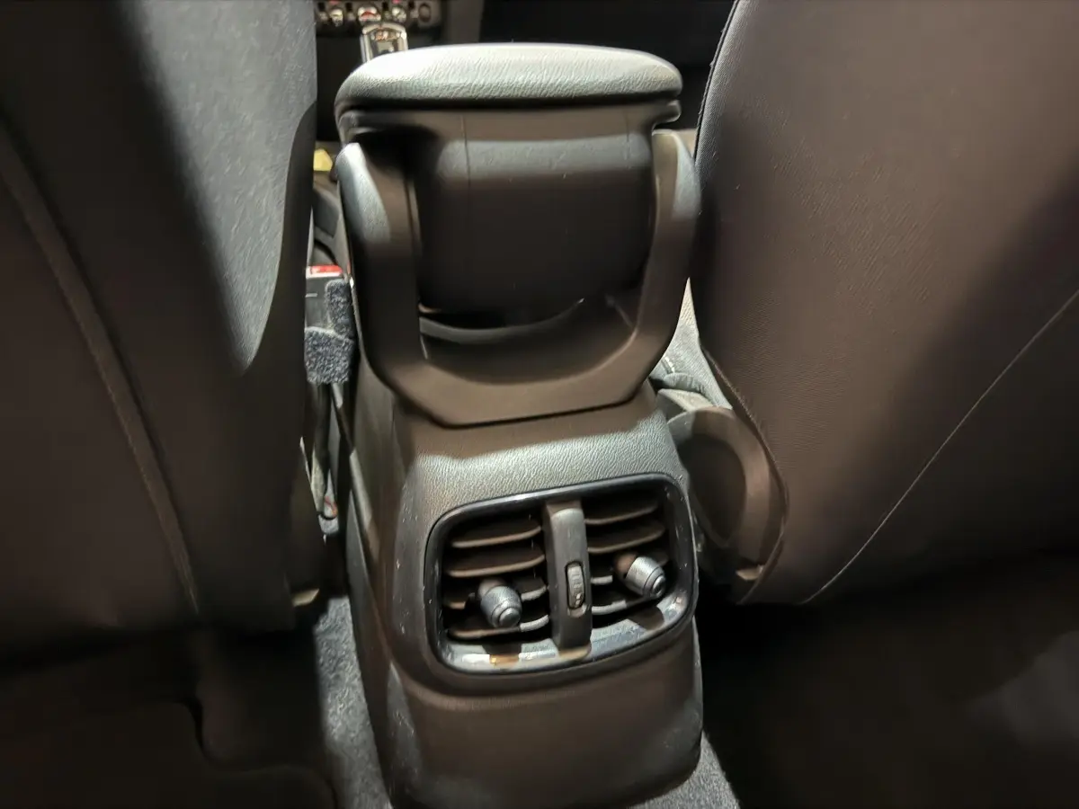 Détail des aérateurs arrière entre les sièges avant noirs d'un MINI COUNTRYMAN Cooper D Business Design 2020