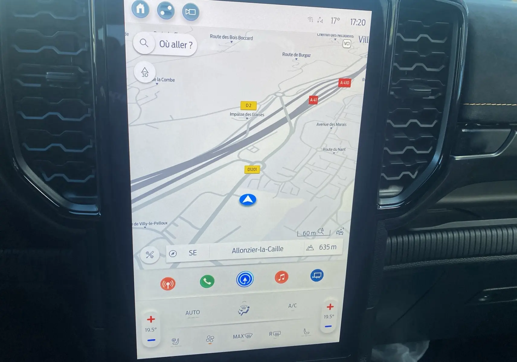 Écran tactile central du Ford Ranger Wildtrak 2025 affichant la navigation GPS et commandes climatisation, intérieur noir.