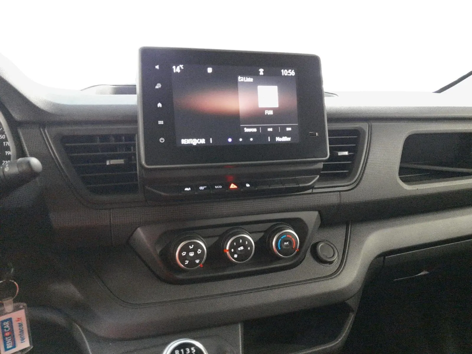 Tableau de bord du Renault Trafic Combi gris Highland, vue centrale sur l’écran tactile et les commandes de climatisation.