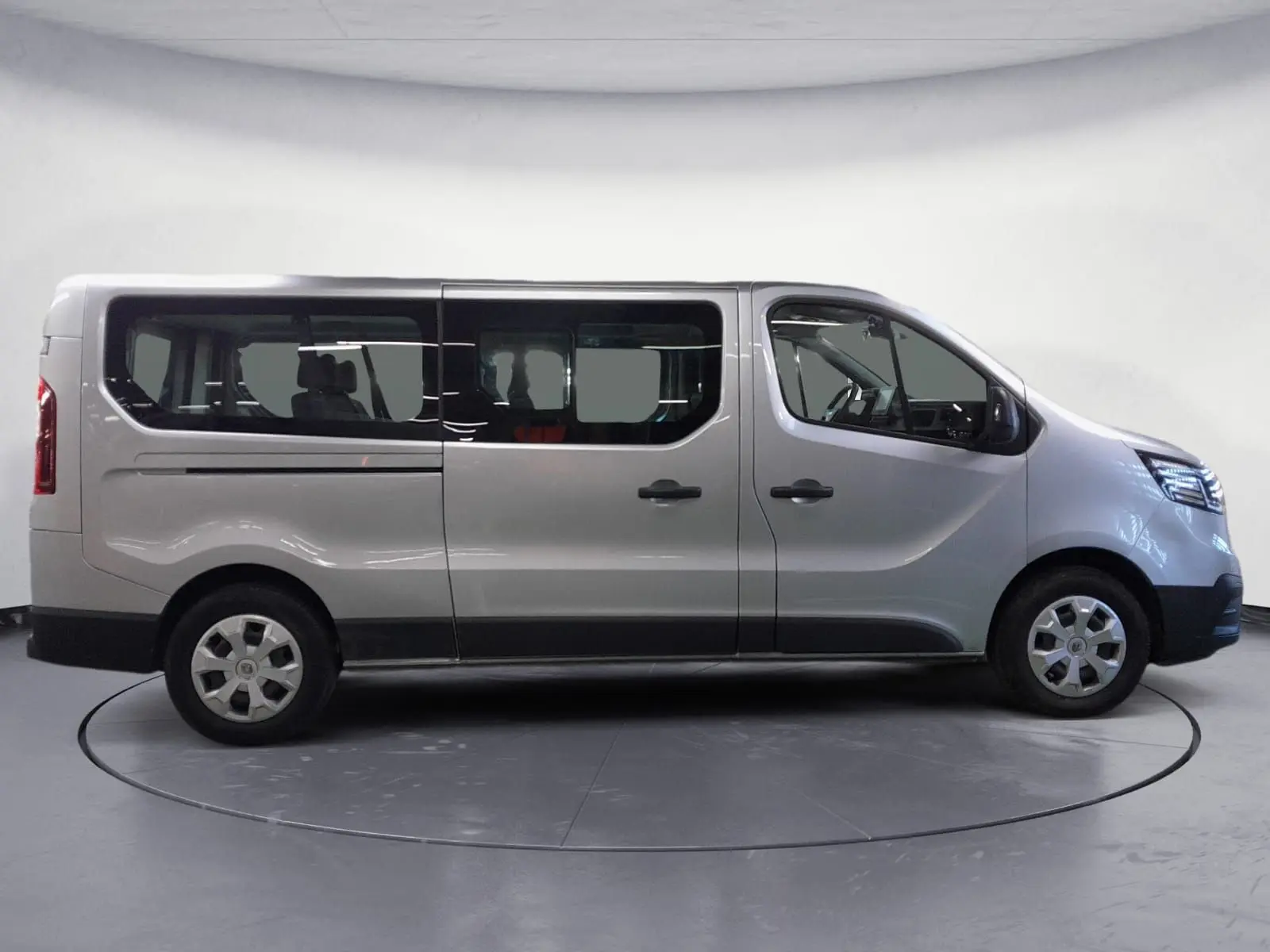 Profil droit du Renault Trafic Combi gris Highland 2022, véhicule utilitaire avec grandes vitres latérales et jantes acier.