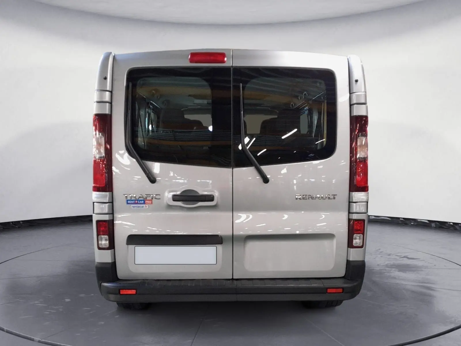 Vue arrière du Renault Trafic Combi gris Highland 2022 avec portes battantes et essuie-glaces arrière.